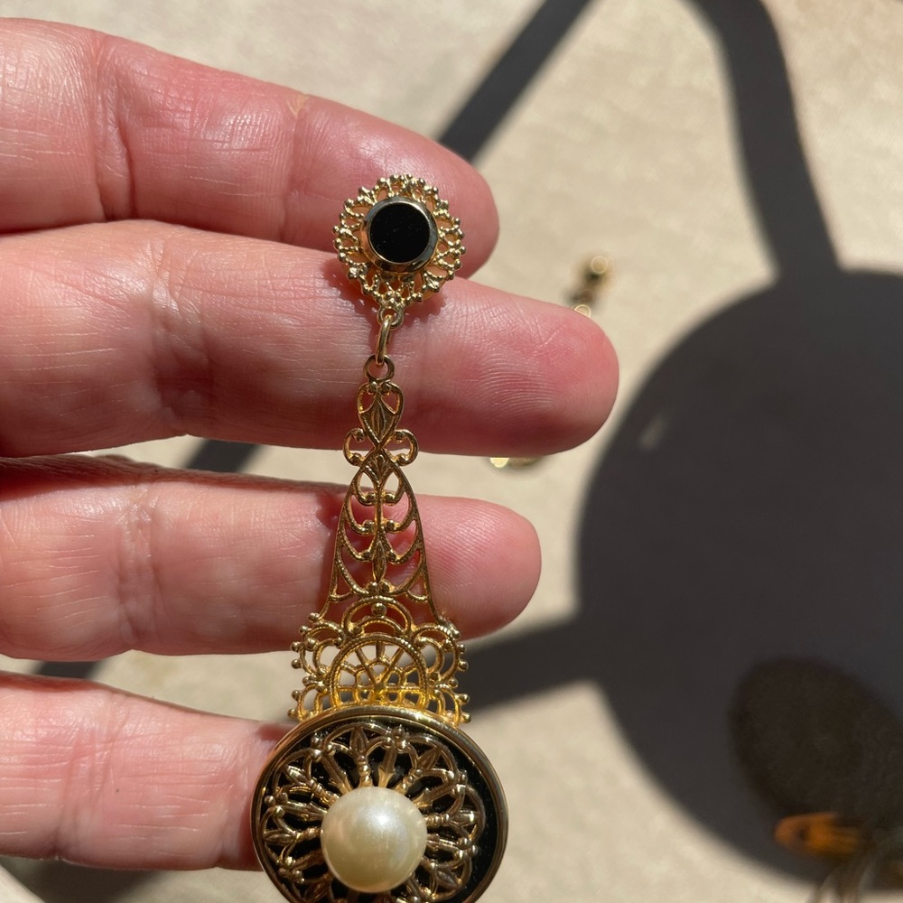 Fun dangling earrings - Picture 2 of 2